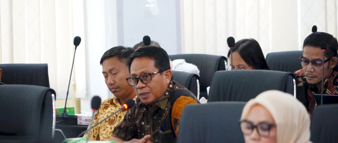 Plh Sekretaris Daerah Luwu Timur, Ramadhan Pirade, menghadiri Rapat Dengar Pendapat terkait Perjanjian Kerja Sama antara Pemerintah Kabupaten Luwu Timur dengan PT Indonesia Huail Industry Park (IHIP) tentang Penggunaan Lahan Bekas Kompensasi DAM Karebbe, di Desa Harapan, Kecamatan Malili.