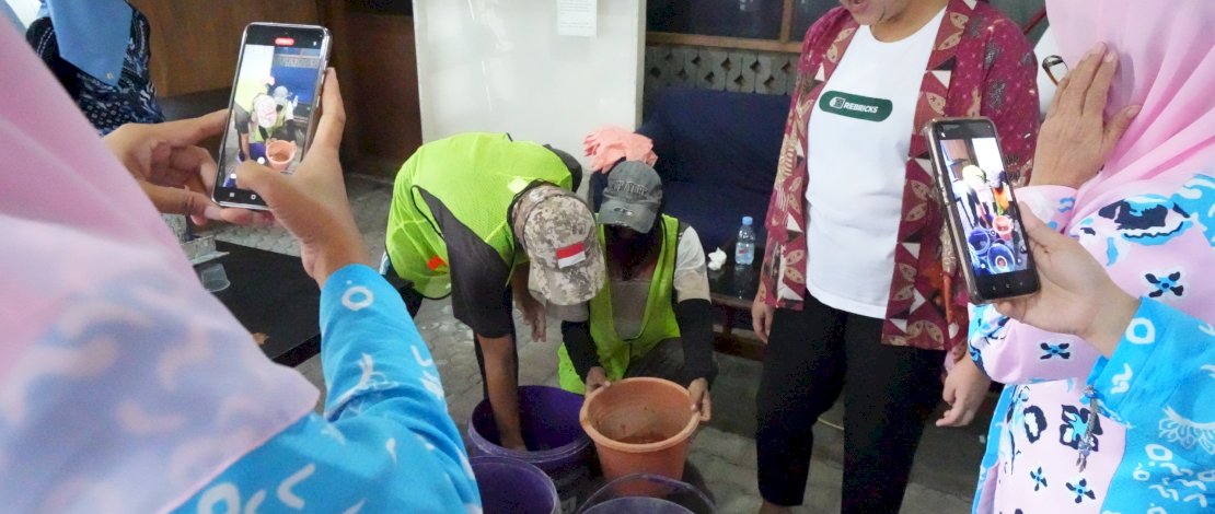 Pengurus Tim Penggerak Pemberdayaan dan Kesejahteraan Keluarga (TP PKK) Provinsi Sulsel melakukan kunjungan studi tiru ke Rebricks Indonesia yang berlokasi di Jalan Ciputat Raya, Jakarta Selatan, Kamis, 18 Desember 2025. 