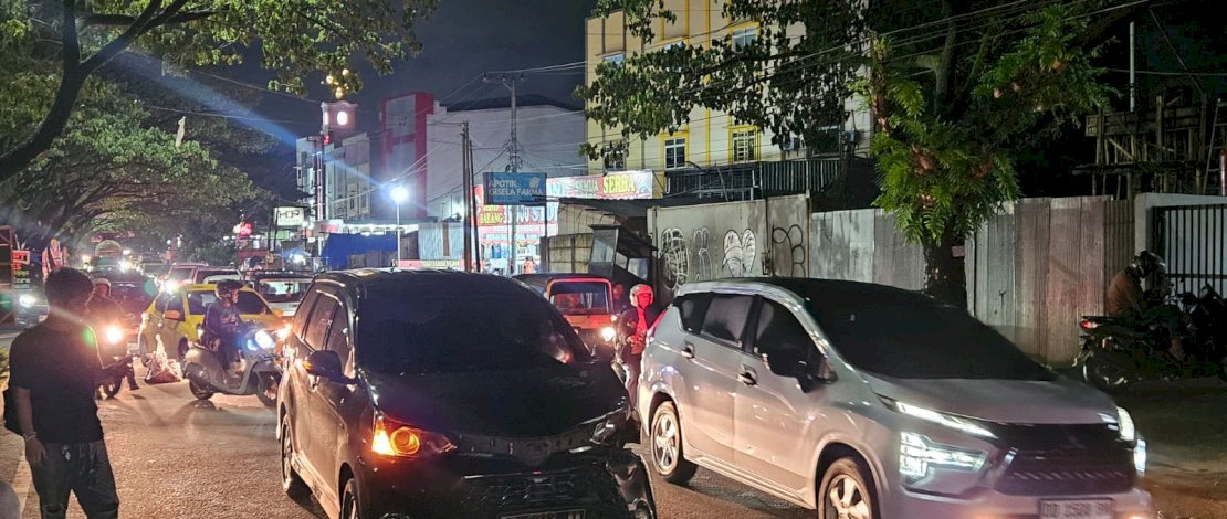 Tabrakan Avanza dan Fortuner di Jalan Aroepala, Arus Lalu Lintas Hertasning Macet