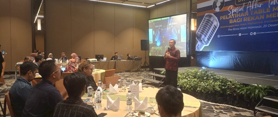 Politeknik Pariwisata (Poltekpar) Makassar menggelar Bincang Asik (Bisik) yang dirangkaikan dengan Pelatihan Table Manner untuk jurnalis, di Hotel The Rinra Makassar, Sabtu, 20 Desember 2025.