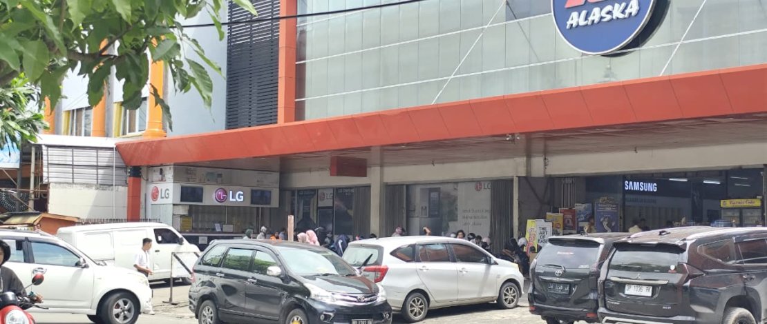 Langgar Aturan, Dua Mobil Parkir Bahu Jalan di Toko Alaska Digembok