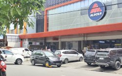 Langgar Aturan, Dua Mobil Parkir Bahu Jalan di Toko Alaska Digembok