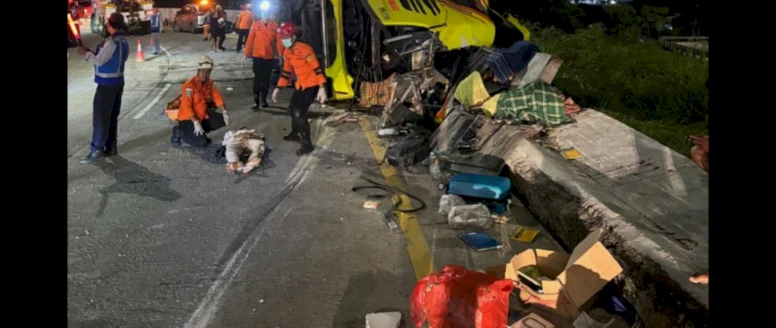 Bus Penumpang Terguling di Tol Krapyak Semarang, 16 Orang Tewas