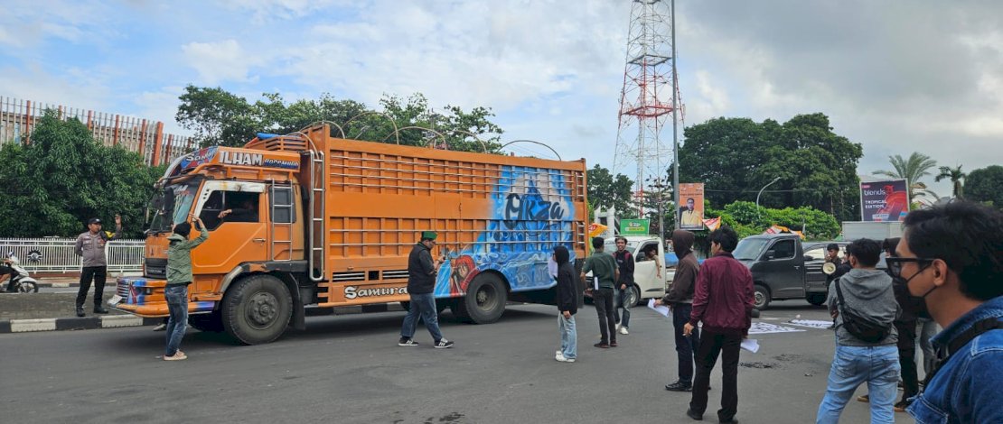 Massa Himpunan Mahasiswa Islam (HMI) Koordinator Komisariat Universitas Negeri Makassar (UNM) menggelar aksi demonstrasi dengan menutup sebagian ruas Jalan AP Pettarani, tepatnya di pertigaan Jalan Landak, Makassar, Senin (22/12/2025). Aksi tersebut menyebabkan kemacetan lalu lintas dari arah Jalan Alauddin dan Jalan Landak menuju AP Pettarani