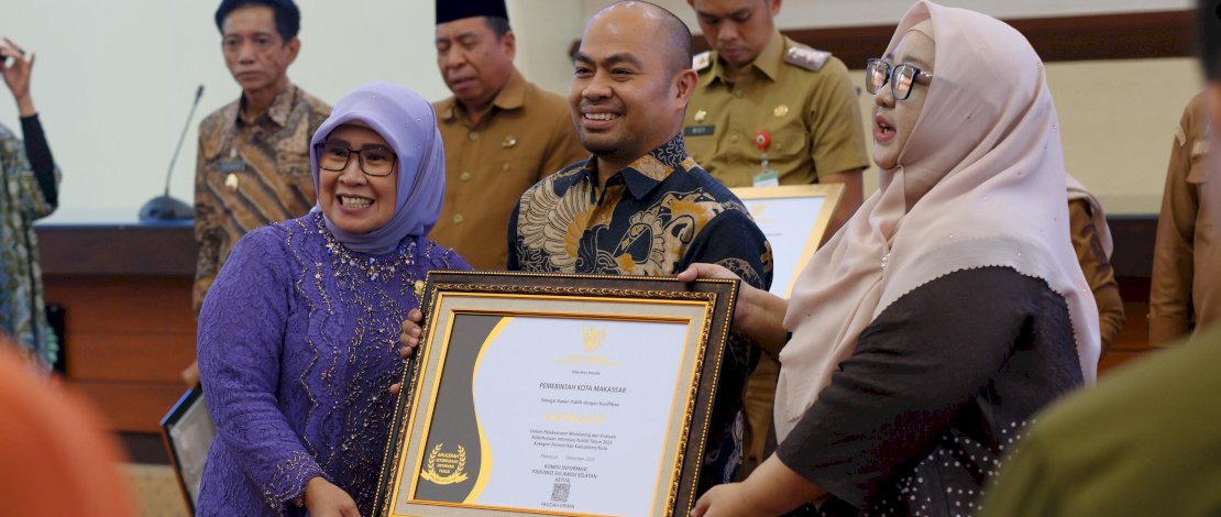Kepala Dinas Komunikasi dan Informatika (Diskominfo) Kota Makassar, Dr. M. Roem, menerima langsung penghargaan tersebut, di Kantor Gubernur Sulsel, Senin (22/12/2025).