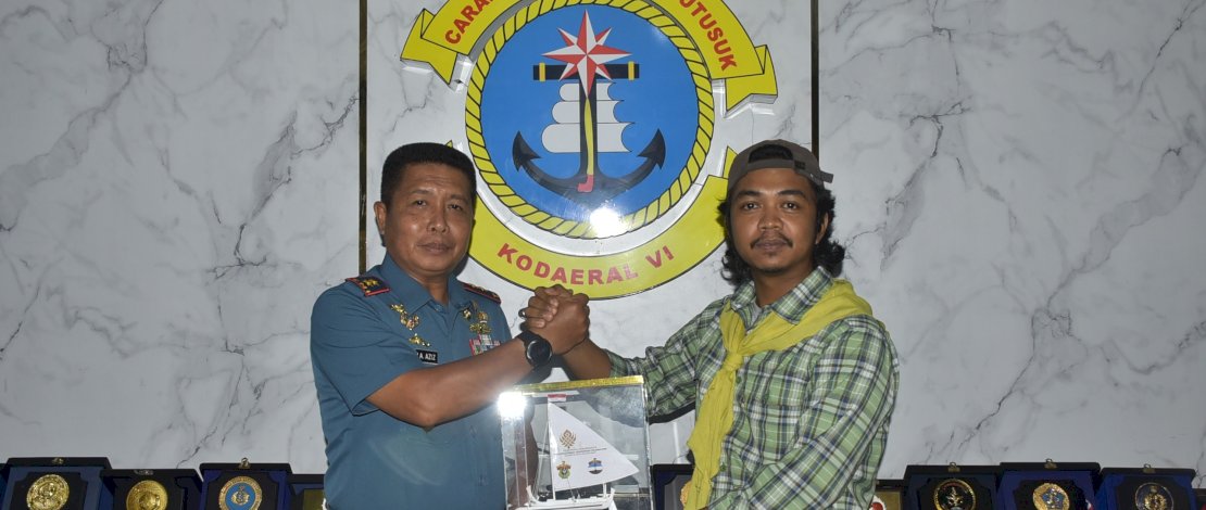 Korpala Unhas menyerahkan miniatur perahu sandeq kepada Komandan Kodaeral VI Makassar.