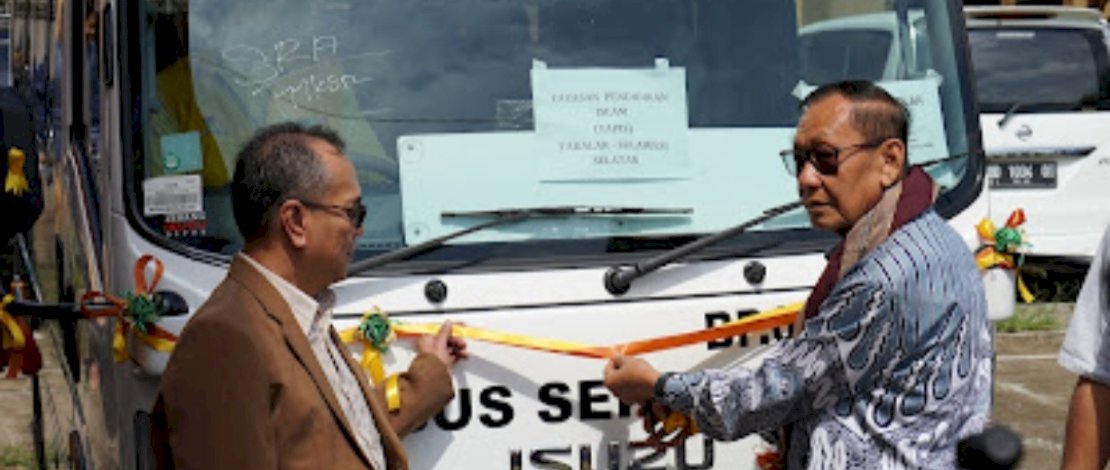 Anggota Komisi V DPR RI, Hamka B Kady, menyerahkan bantuan bus sekolah Kementrian Perhubungan untuk Sekolah Tinggi Agama Islam (STAI) YAPIS Takalar, Senin, 22 Desember 2025.