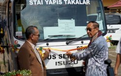 Hamka B Kady Serahkan Bantuan Bus Sekolah Kemenhub untuk STAI YAPIS Takalar