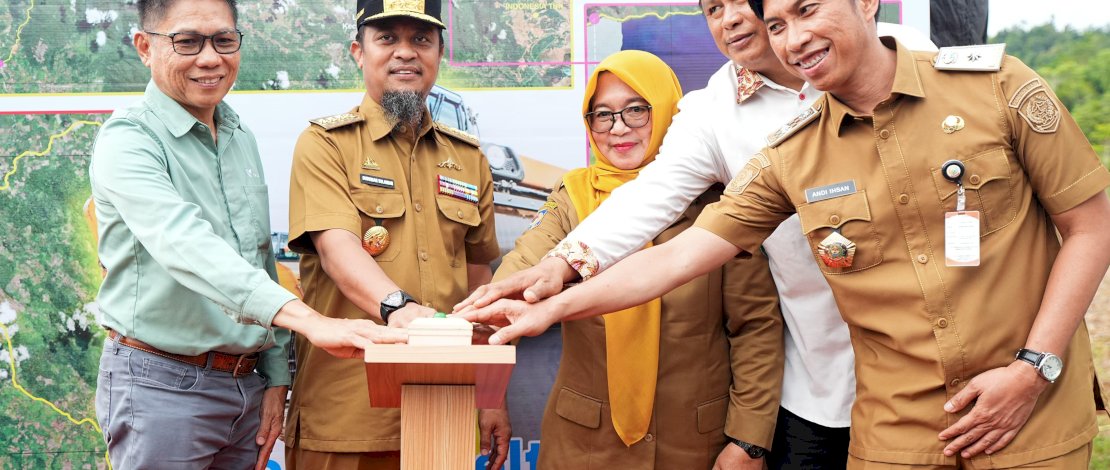Gubernur Sulsel, Andi Sudirman Sulaiman, melakukan groundbreaking Project Matano Belt Road sepanjang 35 kilometer yang menghubungkan Desa Ussu, Kabupaten Luwu Timur, Sulawesi Selatan, dengan Nuha, Provinsi Sulawesi Tengah.