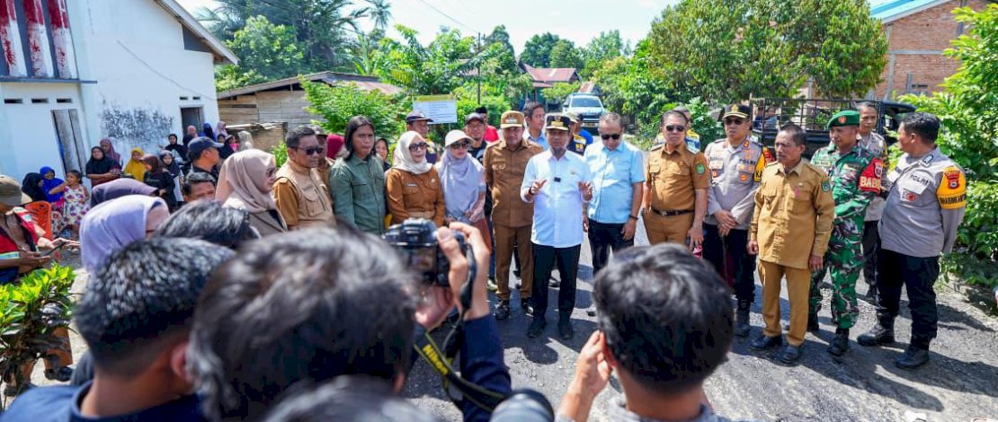 Gubernur Sulawesi Selatan, Andi Sudirman Sulaiman, secara resmi melakukan groundbreaking atau peletakan batu pertama pekerjaan preservasi jalan Provinsi Paket 4 di Kabupaten Wajo yang masuk dalam skema Multi Years Contract (MYC), Selasa, 23 Desember 2025.