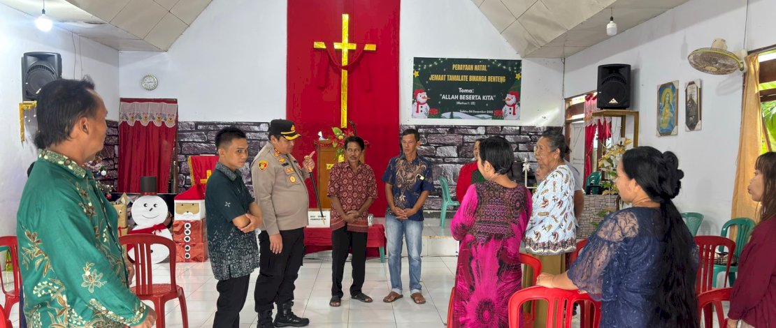 Kapolres Kepulauan Selayar AKBP Didid Imawan, memantau langsung pelaksanaan pengamanan ibadah Natal 2025 di sejumlah gereja di Kecamatan Bontosikuyu, Kamis, 25 Desember 2025.