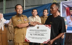 Tingkatkan Produktivitas Perikanan, Gubernur Sulsel Serahkan 20 Unit Kapal 5 GT untuk Nelayan