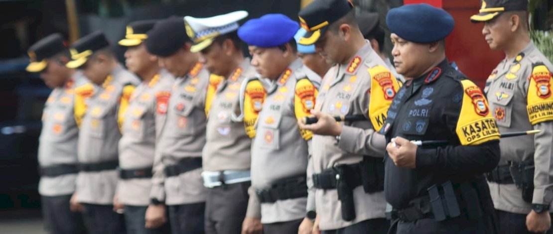 Apel pemberangkatan personel Sat Brimob Polda Sulsel BKO Polda Aceh yang dipimpin langsung oleh Kapolda Sulsel, Irjen Pol Djuhandhani Rahardjo Puro, di Lapangan Apel Makosat Brimob Polda Sulsel, Jl. KS. Tubun, Makassar, Jumat, 26 Desember 2025.
