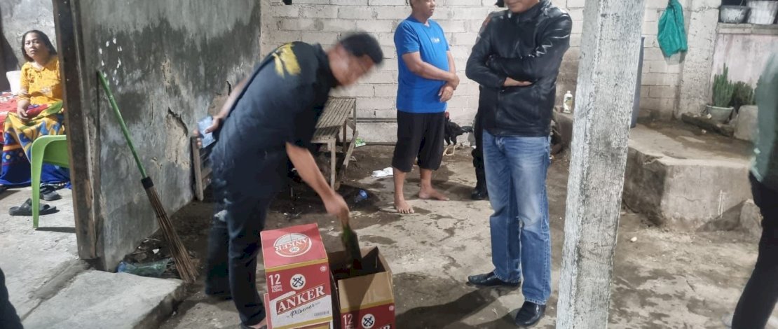 Personil KRYD yang berpatroli di Jalan Sungai Kelara, Kelurahan Empoang, berhasil mengamankan sejumlah miras ilegal di rumah seorang warga.