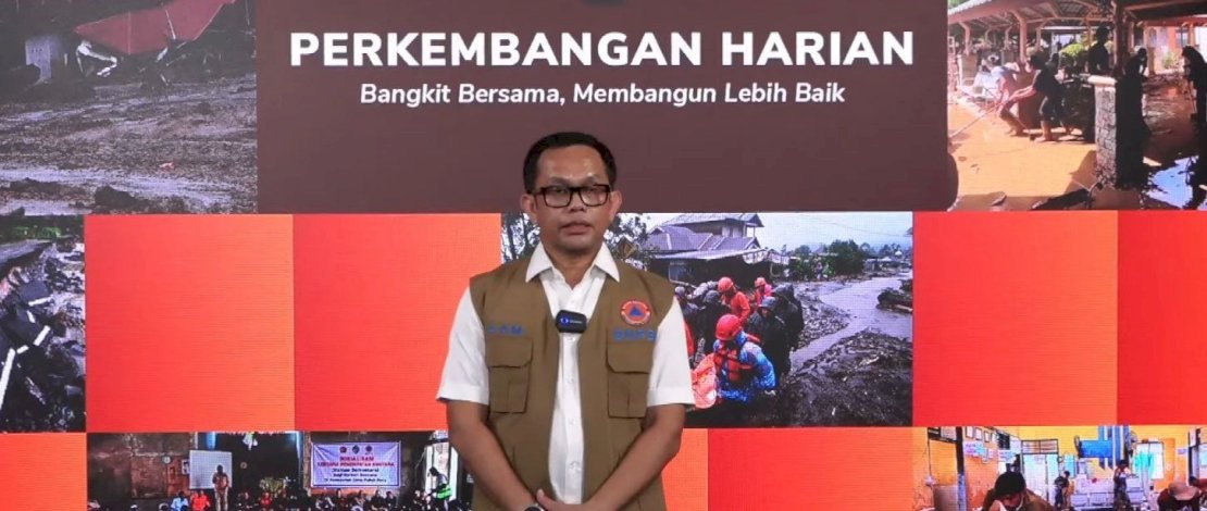Kepala Pusat Data, Informasi, dan Komunikasi Kebencanaan BNPB, Abdul Muhari, menyampaikan perkembangan penanganan bencana Sumatera, Minggu, 28 Desember 2025, di Jakarta.
