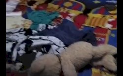 Antara Cinta dan Kebutuhan : Di Balik Kamar Kos Sempit, Bayi Kecil Ini Seorang Diri Menanti Ayah Pulang Kerja