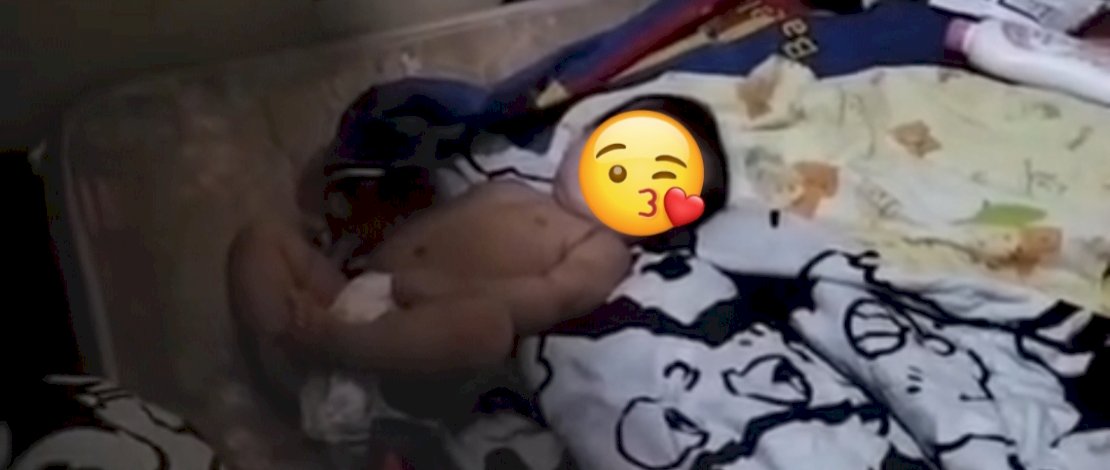 Seorang bayi perempuan yang ditinggal sendiri di kamar kost saat ayahnya pergi bekerja.