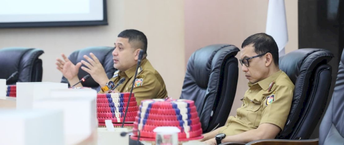 Wali Kota Makassar, Munafri Arifuddin, saat Rapat Pembahasan Pengintegrasian Server IT dan Aplikasi SKPD yang digelar di Ruang Rapat Sipakatau Lantai 2, Kantor Wali Kota Makassar, Selasa, 30 Desember 2025.