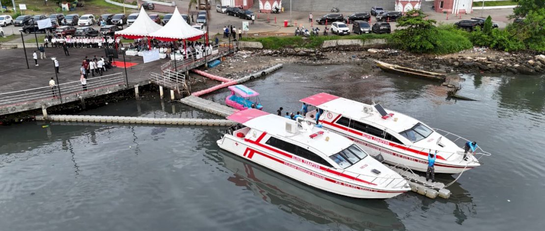 Gubernur Sulsel Andi Sudirman Sulaiman resmi melaunching operasional Klinik Terapung bagian dari program Pelayanan Kesehatan Bergerak UPT RSKD Dadi Provinsi Sulsel, di kawasan Lego-lego Center Point of Indonesia (CPI), Kota Makassar, Rabu, 31 Desember 2025.