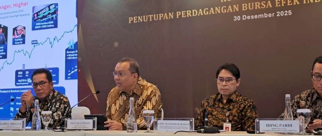 Deputi Komisioner Pengawas Pengelolaan Investasi Pasar Modal dan Lembaga Efek Otoritas Jasa Keuangan (OJK), Eddy Manindo Harahap (kedua dari kanan) dalam Konferensi Pers Akhir Tahun Bursa Efek Indonesia (BEI) bersama Dirut BEI dan Dirut KSEI di Jakarta.