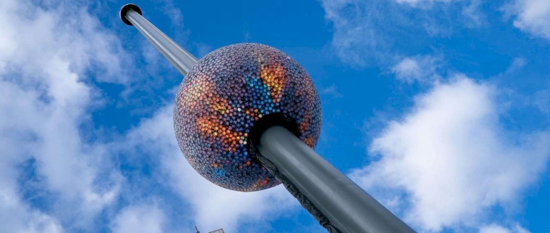 Di Amerika Serikat, Times Square menjadi simbol ikonik perayaan Tahun Baru dengan tradisi Ball Drop yang telah berlangsung sejak 1907. Bola raksasa akan turun selama 60 detik terakhir menjelang tengah malam, disaksikan lebih dari satu juta orang yang memadati kawasan tersebut.