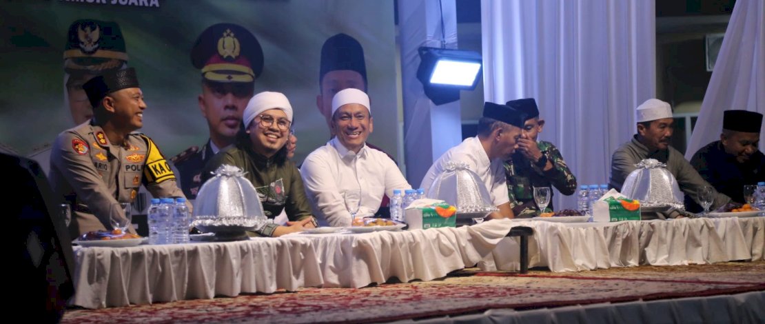 Dalam rangka menyambut Tahun Baru 2026 serta sebagai wujud kepedulian dan solidaritas kemanusiaan terhadap saudara-saudara yang terdampak bencana alam di wilayah Aceh dan Sumatera, Pemerintah Kabupaten Luwu Timur menggelar Zikir Bersama dan Doa Lintas Agama, Rabu malam, 31 Desember 2025.