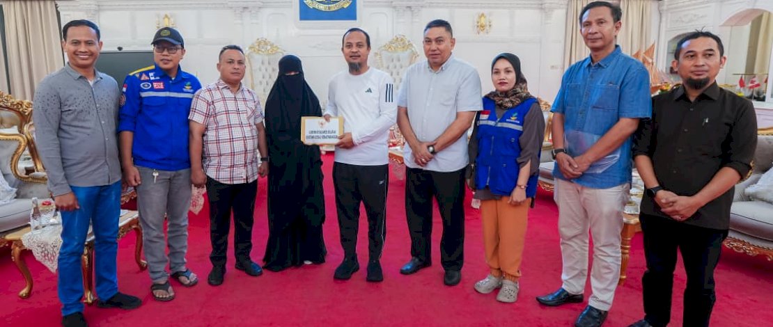 Gubernur Sulsel Andi Sudirman Sulaiman menyerahkan bantuan kepada keluarga atau ahli waris tiga korban insiden kapal tenggelam yang terjadi di wilayah perairan Kabupaten Pangkajene dan Kepulauan (Pangkep). Penyerahan bantuan berlangsung di Rumah Jabatan Gubernur Sulsel, Makassar, Sabtu, 3 Januari 2026.