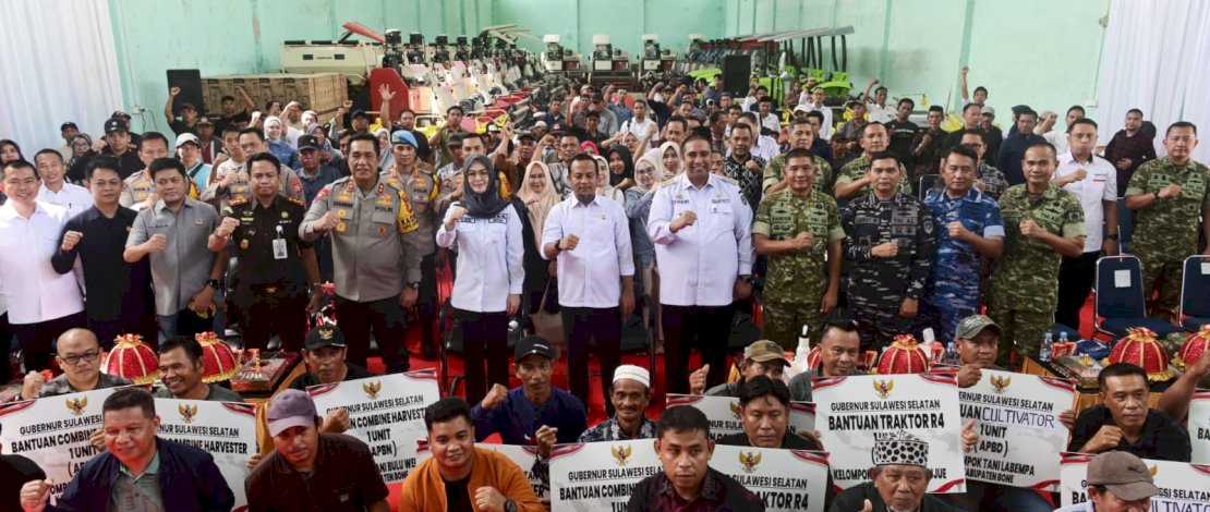 Gubernur Sulsel Andi Sudirman Sulaiman bersama jajaran Forkopimda Sulsel dan Maros, menyerahkan bantuan Alsintan kepada kelompok tani, di Gudang Alsintan Dinas Tanaman Pangan, Hortikultura dan Perkebunan (TPHBun) Sulsel, Jalan Andi Pettarani, Kabupaten Maros, belum lama ini.
