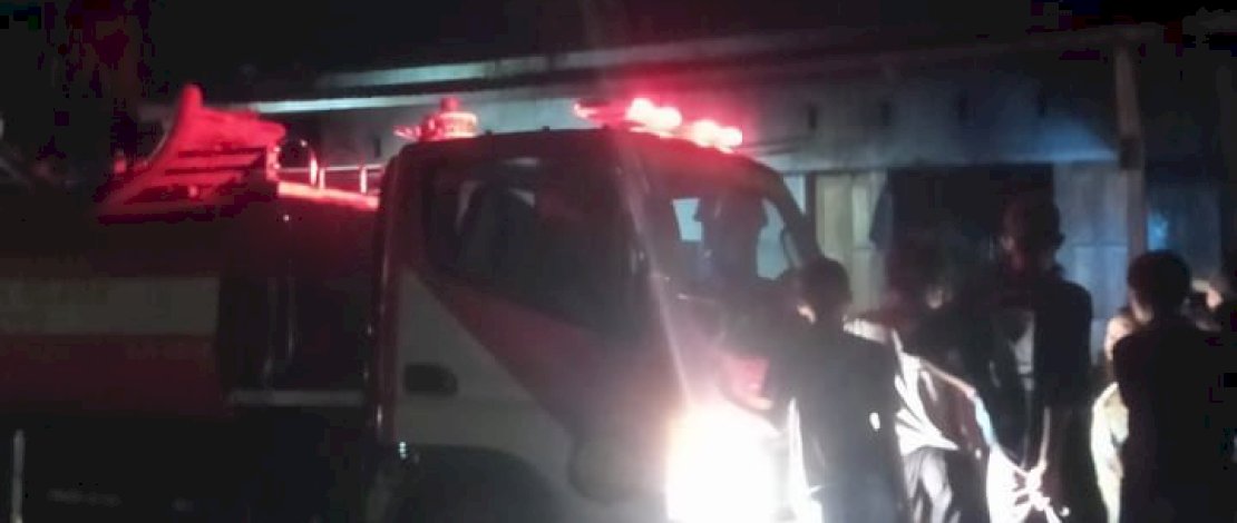 Peristiwa kebakaran menghanguskan satu unit rumah milik warga atas nama Andi Rusman di Dusun Ujung Bori, Desa Barugaiya, Kecamatan Bontomanai, Kabupaten Kepulauan Selayar, pada Sabtu malam, 3 Januari 2025.