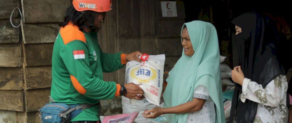 Tim Relawan Wahdah Inspirasi Zakat (WIZ) dan Wahdah Peduli menyalurkan bantuan logistik darurat kepada masyarakat Desa Batu Sumbang, Kecamatan Simpang Jernih, Aceh Timur, baru-baru ini.