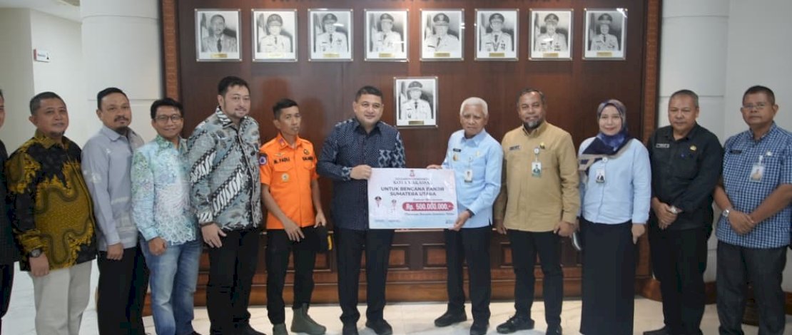 Wali Kota Makassar, Munafri Arifuddin, turun langsung mengantarkan dan menyerahkan bantuan kemanusiaan kepada korban bencana alam yang melanda Provinsi Aceh, Sumatera Utara dan Sumatera Barat.