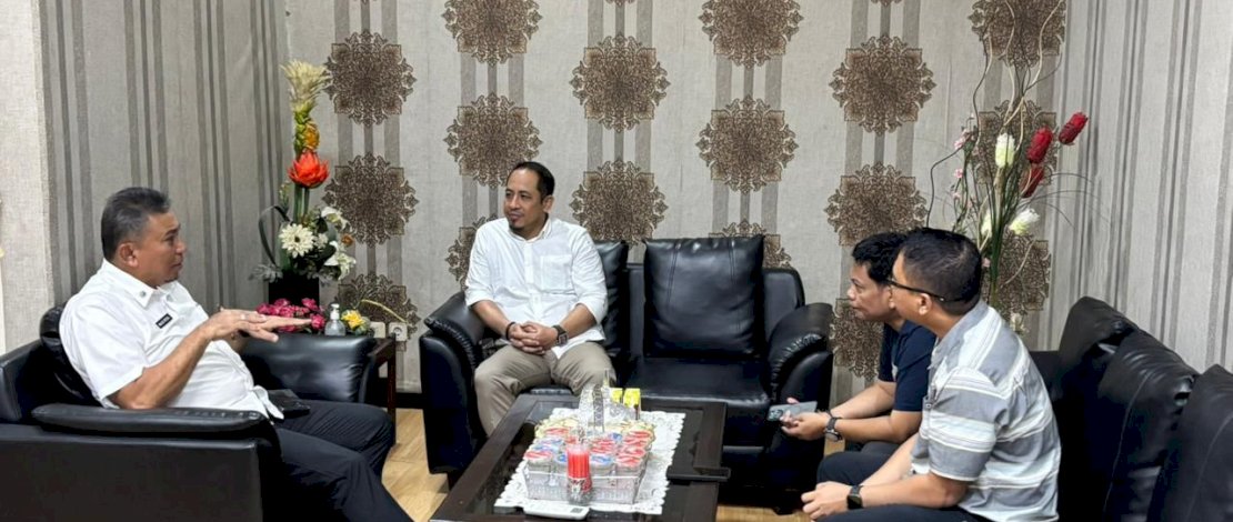 Head Ecosystems 1 RO Makassar BRI, Vikri Hadari Banjar, saat bersilaturahmi dengan Kepala Dinas Sosial Sulsel, Abdul Malik Faisal, di Kantor Dinas Sosial Sulsel, Kamis, 8 Januari 2026.
