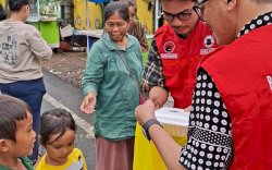 BMI Makassar Berbagi Makanan di Jalan Raya, Peringati HUT ke-53 PDI Perjuangan