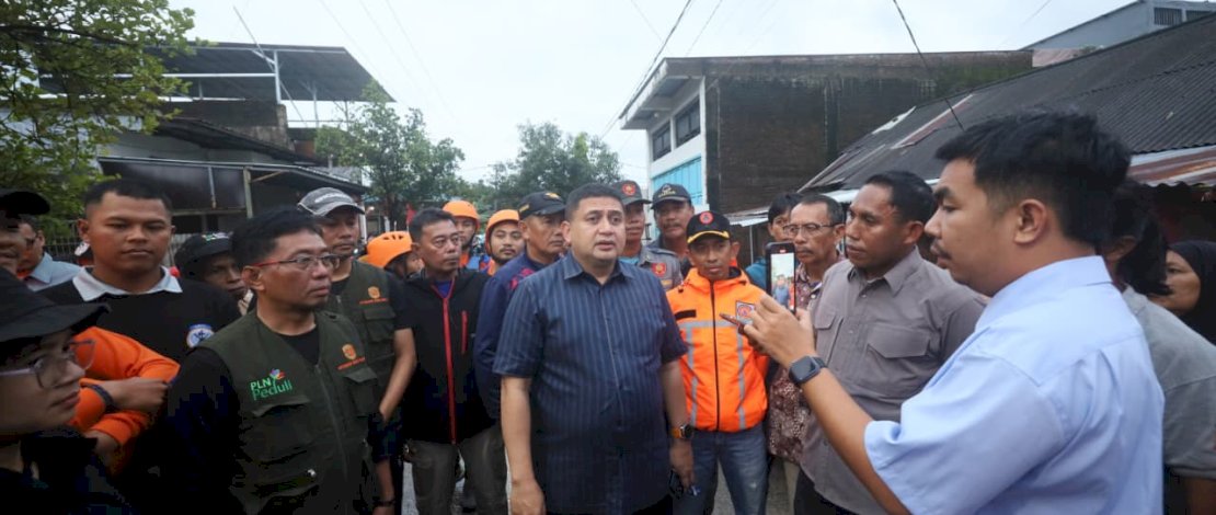 Wali Kota Makassar, Munafri Arifuddin, turun langsung meninjau kawasan rawan genangan di Kompleks Kelurahan Katimbang, Perumahan Kodam III, Kecamatan Biringkanaya, Sabtu sore, 10 Januari 2026.
