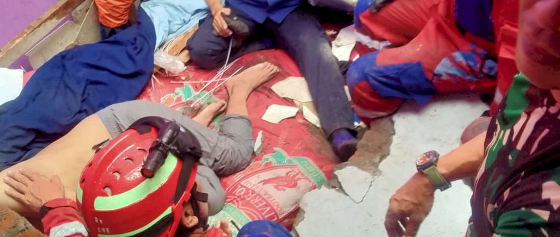 Cuaca ekstrem yang terjadi di Makassar menyebabkan atap indekos Pondok Puang Sabri di Jalan Keindahan 12 Perumahan Bumi Tamalanrea Permai, Kelurahan Buntusu, Kecamatan Tamalanrea, Makassar, roboh. 