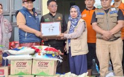 BPBD Sulsel Serahkan Bantuan Logistik untuk Pengungsi Banjir Kelurahan Katimbang