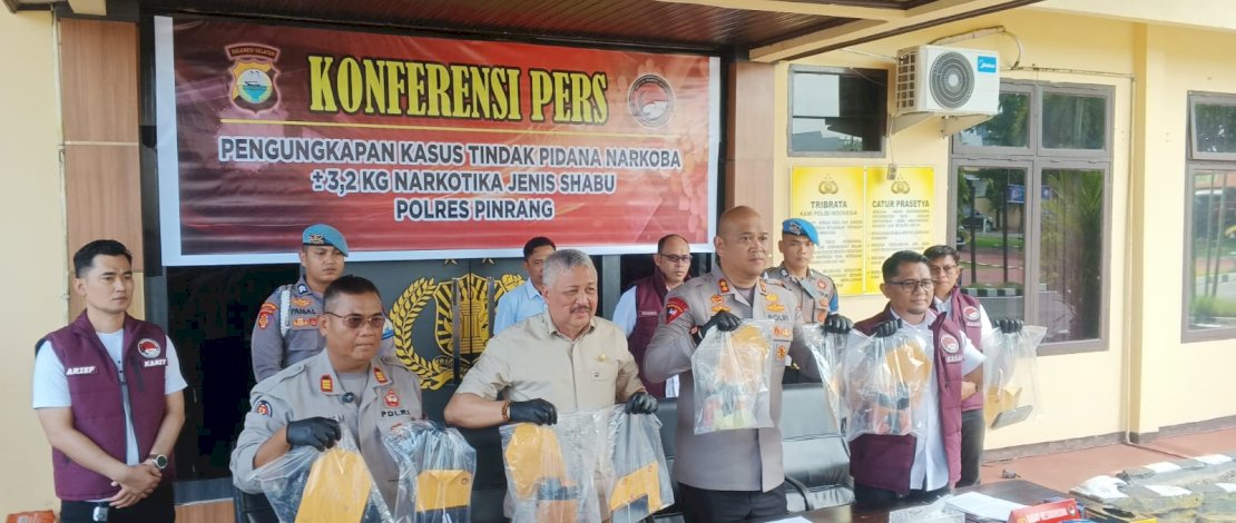 Konferensi pers di Mapolres Pinrang, Selasa, 13 Januari 2026.
