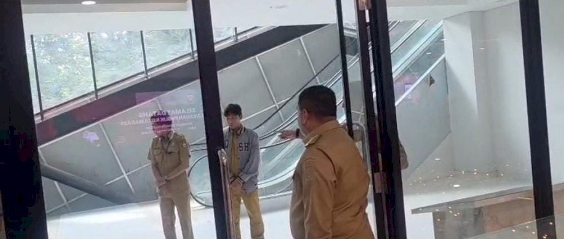 Wali Kota Makassar, Munafri Arifuddin, menunjukkan ketegasan terhadap disiplin pegawai saat melakukan inspeksi mendadak (sidak) di Mal Pelayanan Publik (MPP) yang berlokasi di Gedung Makassar Government Center (MGC) lantai 2, Selasa, 13 Januari 2026.