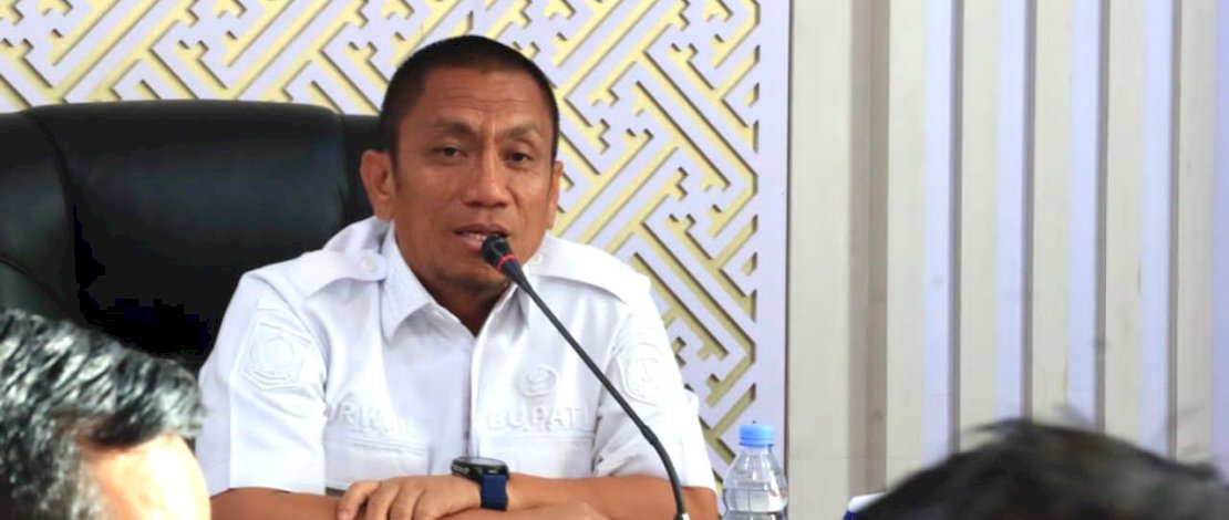 Bupati Lutim Irwan Bachri Syam memimpin rapat pengembangan ikan bandeng sebagai komoditas unggulan, Rabu, 14 Januari 2026.