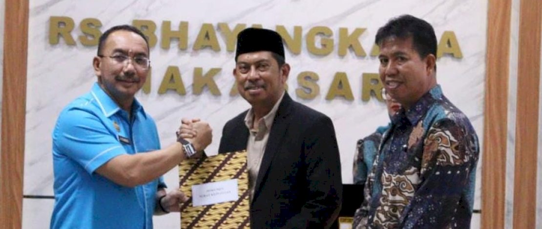 Penyerahan surat keputusan perubahan status Akper Mappaodang Makassar menjadi Stikes Bhayangkara Makassar.