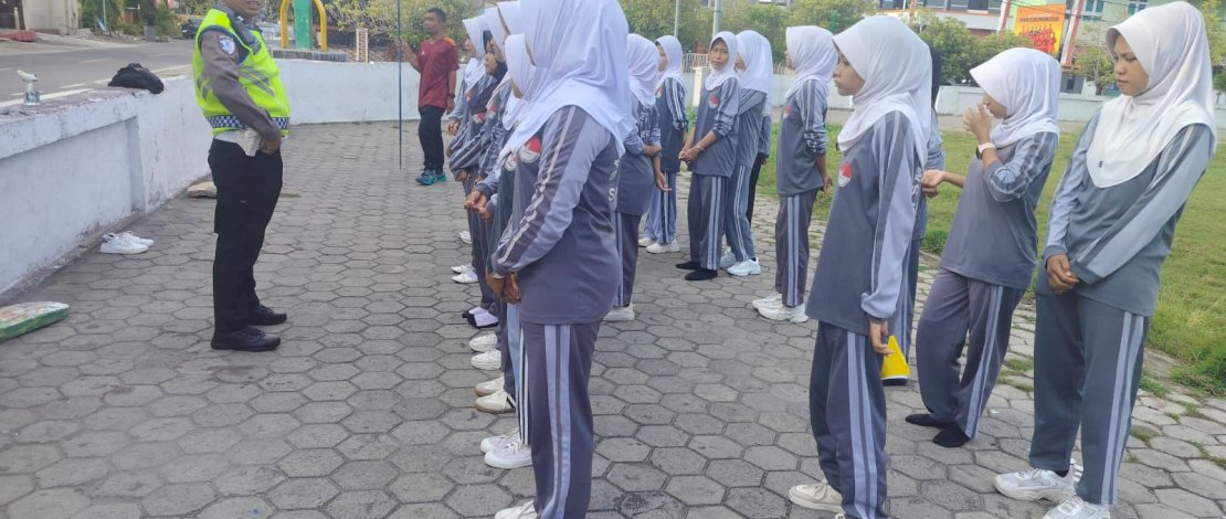 Petugas Satlantas Polres Selayar memberikan edukasi tertib berlalu lintas kepada pelajar di Lapangan Pemuda Benteng, Kamis, 15 Januari 2026.