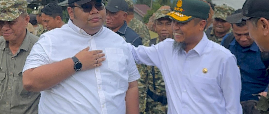 Anggota DPRD Sulsel Andi Izman Padjalangi bersama Gubernur Sulsel Andi Sudirman Sulaiman di sela groundbreaking Paket V, di Kabupaten Bone, Kamis, 15 Januari 2026.