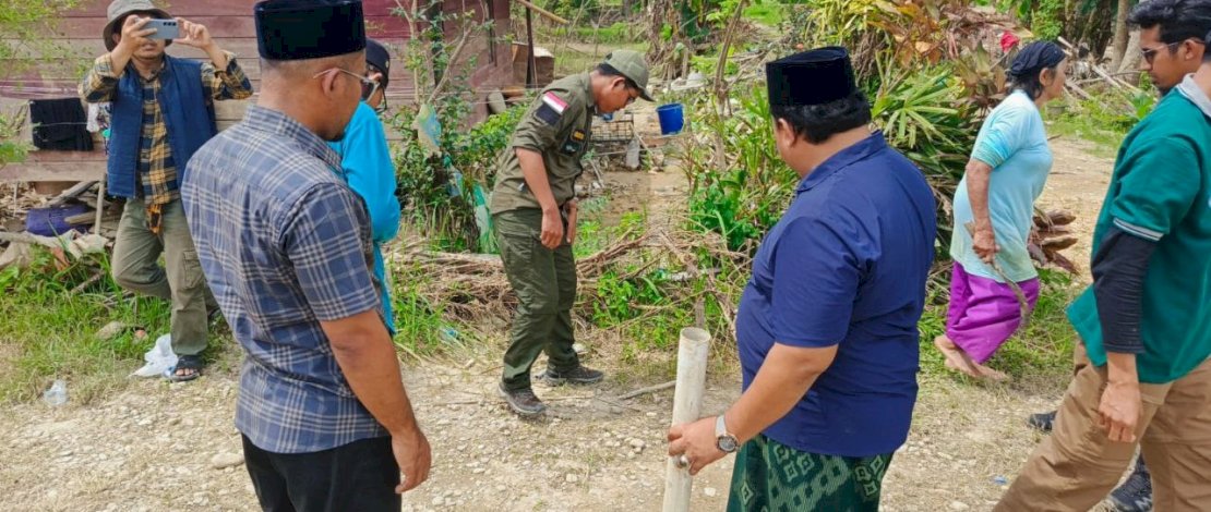 Wahdah Islamiyah melalui Posko 3 Desa Ie Bintah, Kecamatan Manyak Payed, Kabupaten Aceh Tamiang, melaksanakan penentuan arah kiblat sementara di lokasi terdampak banjir, Kamis, 15 Januari 2026.