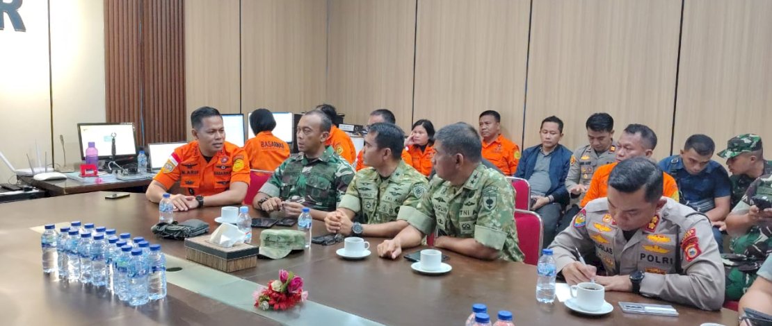 Briefing tim SAR gabungan dalam rangka pencarian pesawat yang hilang kontak di Kabupaten Maros, Sabtu, 17 Januari 2026.