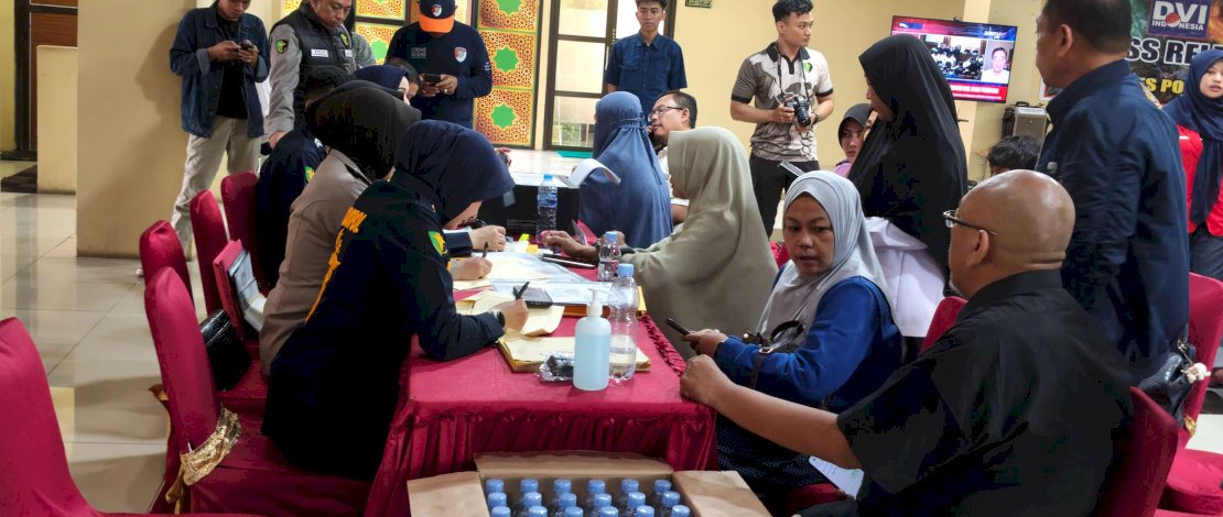 Keluarga korban jatuhnya pesawat ATR 42-500 menjalani pemeriksaan DNA, yang dilakukan oleh Tim Disaster Victim Identification (DVI) Bidang Kedokteran dan&nbsp; Kesehatan (Biddokkes) Polda Sulsel.