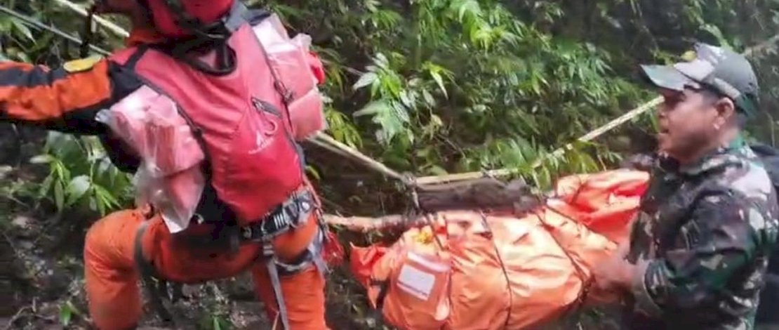 Proses evakuasi korban jatuhnya pesawat di Puncak Bulusaraung, Pangkep, Sulsel.