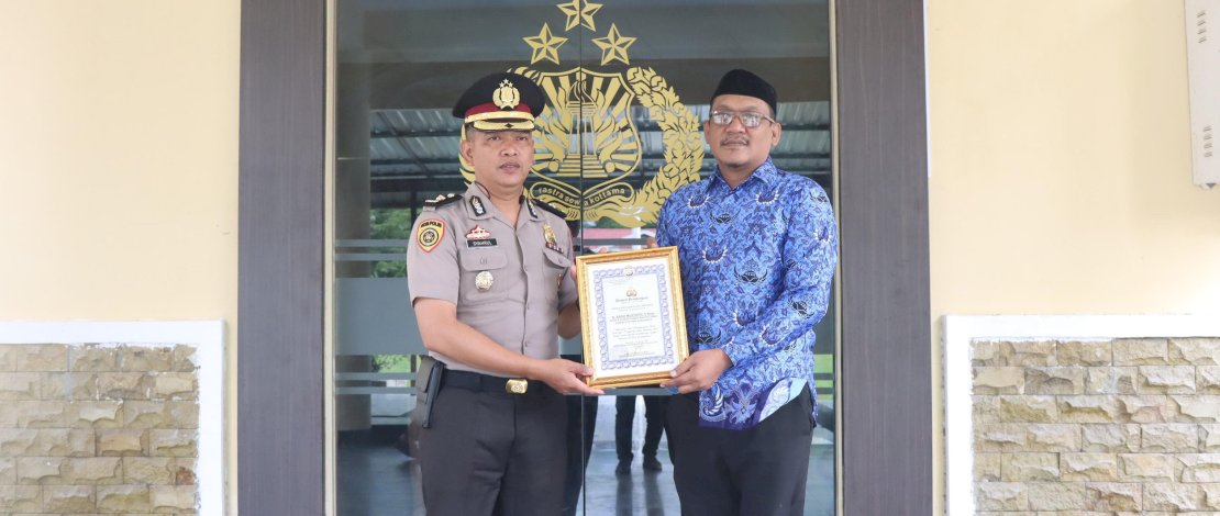 Kepala Bidang Humas dan IKP Diskominfo Kabupaten Jeneponto, Baso Mustopo, menerima piagam penghargaan dari Kapolres Jeneponto AKBP Widhi Setiawan, atas dedikasi dan sinergi yang terjalin dalam mendukung tugas-tugas Polres Jeneponto di bidang kehumasan dan pengelolaan informasi publik.