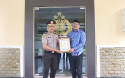 Kabid Humas dan IKP Diskominfo Jeneponto Terima Penghargaan dari Kapolres