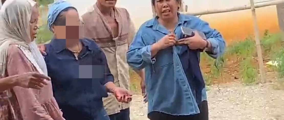 Dua perempuan paruh baya bertikai, yang berujung penikaman. Diduga, pertikaian dipicu rasa cemburu pelaku kepada korban.