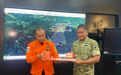 Black Box Pesawat ATR 42-500 Diserahkan ke Kepala Basarnas di Makassar, Akan Diberikan ke KNKT